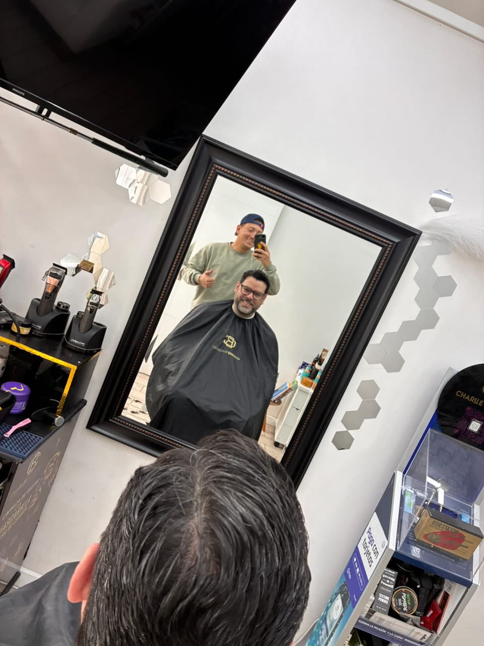 Momento de Charlie junto a un cliente en la barbería, fotografía 8